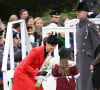 Une petite fille lui a offert des fleurs.
Kate Catherine Middleton, princesse de Galles, en visite au "1st Battalion Welsh Guards at Combermere Barracks "à Windsor, à l'occasion de la Saint-David. Le 1er mars 2023 