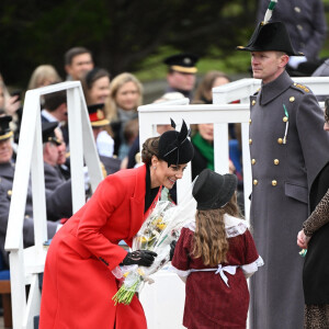 Une petite fille lui a offert des fleurs.
Kate Catherine Middleton, princesse de Galles, en visite au "1st Battalion Welsh Guards at Combermere Barracks "à Windsor, à l'occasion de la Saint-David. Le 1er mars 2023 