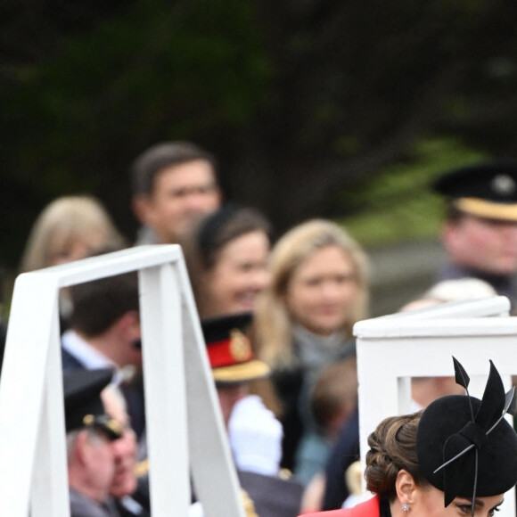 Une petite fille lui a offert des fleurs.
Kate Catherine Middleton, princesse de Galles, en visite au "1st Battalion Welsh Guards at Combermere Barracks "à Windsor, à l'occasion de la Saint-David. Le 1er mars 2023 