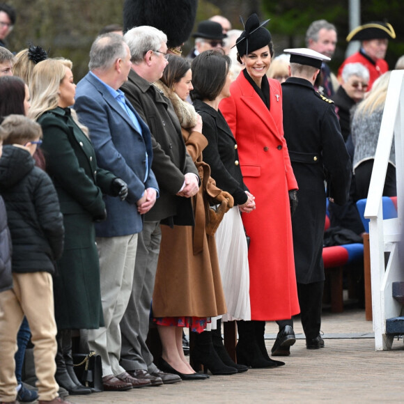 Le fils aîné du roi Charles avait choisi un uniforme militaire et a passé en revue les troupes. 
Kate Catherine Middleton, princesse de Galles, en visite au "1st Battalion Welsh Guards at Combermere Barracks "à Windsor, à l'occasion de la Saint-David. Le 1er mars 2023 