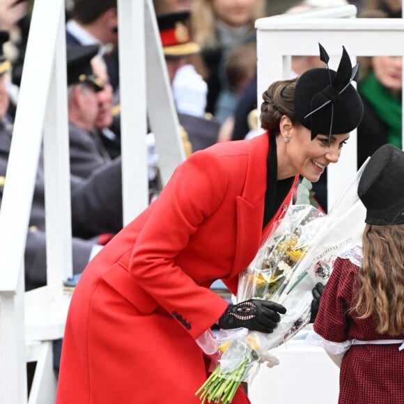 Kate Catherine Middleton, princesse de Galles, en visite au "1st Battalion Welsh Guards at Combermere Barracks "à Windsor, à l'occasion de la Saint-David. Le 1er mars 2023  BGUK_2581716 - Windsor, UNITED KINGDOM - The Prince and Princess of Wales - Prince William and Catherine - Kate Middleton visit the Welsh Guards at the Combermere Barracks, Windsor, UK. The Royal Highnesses visit the 1st Battalion Welsh Guards to attend the St David’s Day Parade. This will be the first time The Prince has visited the Welsh Guards since becoming Colonel of the Regiment. Pictured: Catherine - Kate Middleton - Princess of Wales 