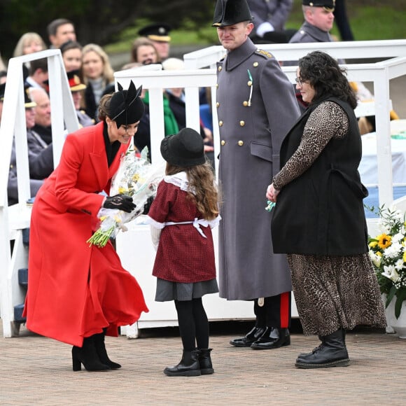 Kate Catherine Middleton, princesse de Galles, en visite au "1st Battalion Welsh Guards at Combermere Barracks "à Windsor, à l'occasion de la Saint-David. Le 1er mars 2023  BGUK_2581716 - Windsor, UNITED KINGDOM - The Prince and Princess of Wales - Prince William and Catherine - Kate Middleton visit the Welsh Guards at the Combermere Barracks, Windsor, UK. The Royal Highnesses visit the 1st Battalion Welsh Guards to attend the St David’s Day Parade. This will be the first time The Prince has visited the Welsh Guards since becoming Colonel of the Regiment. Pictured: Catherine - Kate Middleton - Princess of Wales 