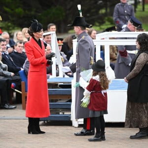 Kate Catherine Middleton, princesse de Galles, en visite au "1st Battalion Welsh Guards at Combermere Barracks "à Windsor, à l'occasion de la Saint-David. Le 1er mars 2023  BGUK_2581716 - Windsor, UNITED KINGDOM - The Prince and Princess of Wales - Prince William and Catherine - Kate Middleton visit the Welsh Guards at the Combermere Barracks, Windsor, UK. The Royal Highnesses visit the 1st Battalion Welsh Guards to attend the St David’s Day Parade. This will be the first time The Prince has visited the Welsh Guards since becoming Colonel of the Regiment. Pictured: Catherine - Kate Middleton - Princess of Wales 