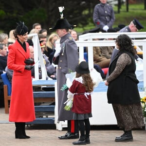 Kate Catherine Middleton, princesse de Galles, en visite au "1st Battalion Welsh Guards at Combermere Barracks "à Windsor, à l'occasion de la Saint-David. Le 1er mars 2023  BGUK_2581716 - Windsor, UNITED KINGDOM - The Prince and Princess of Wales - Prince William and Catherine - Kate Middleton visit the Welsh Guards at the Combermere Barracks, Windsor, UK. The Royal Highnesses visit the 1st Battalion Welsh Guards to attend the St David’s Day Parade. This will be the first time The Prince has visited the Welsh Guards since becoming Colonel of the Regiment. Pictured: Catherine - Kate Middleton - Princess of Wales 