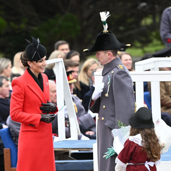 Kate Catherine Middleton, princesse de Galles, en visite au "1st Battalion Welsh Guards at Combermere Barracks "à Windsor, à l'occasion de la Saint-David. Le 1er mars 2023  BGUK_2581716 - Windsor, UNITED KINGDOM - The Prince and Princess of Wales - Prince William and Catherine - Kate Middleton visit the Welsh Guards at the Combermere Barracks, Windsor, UK. The Royal Highnesses visit the 1st Battalion Welsh Guards to attend the St David’s Day Parade. This will be the first time The Prince has visited the Welsh Guards since becoming Colonel of the Regiment. Pictured: Catherine - Kate Middleton - Princess of Wales 