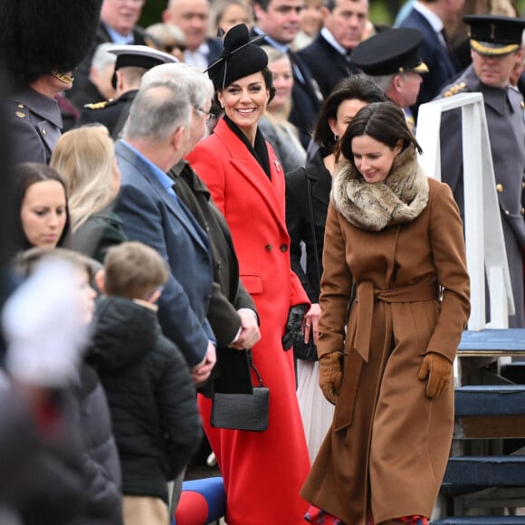 Kate Catherine Middleton, princesse de Galles, en visite au "1st Battalion Welsh Guards at Combermere Barracks "à Windsor, à l'occasion de la Saint-David. Le 1er mars 2023  BGUK_2581716 - Windsor, UNITED KINGDOM - The Prince and Princess of Wales - Prince William and Catherine - Kate Middleton visit the Welsh Guards at the Combermere Barracks, Windsor, UK. The Royal Highnesses visit the 1st Battalion Welsh Guards to attend the St David’s Day Parade. This will be the first time The Prince has visited the Welsh Guards since becoming Colonel of the Regiment. Pictured: Catherine - Kate Middleton - Princess of Wales 