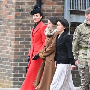 La jeune femme avait une tenue éclatante avec son manteau Alexander McQueen. 
Kate Catherine Middleton, princesse de Galles, en visite au "1st Battalion Welsh Guards at Combermere Barracks "à Windsor, à l'occasion de la Saint-David. Le 1er mars 2023 