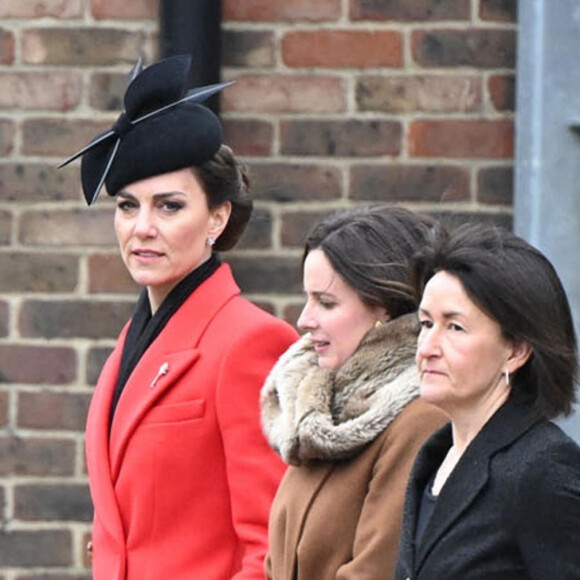 La jeune femme avait une tenue éclatante avec son manteau Alexander McQueen. 
Kate Catherine Middleton, princesse de Galles, en visite au "1st Battalion Welsh Guards at Combermere Barracks "à Windsor, à l'occasion de la Saint-David. Le 1er mars 2023 
