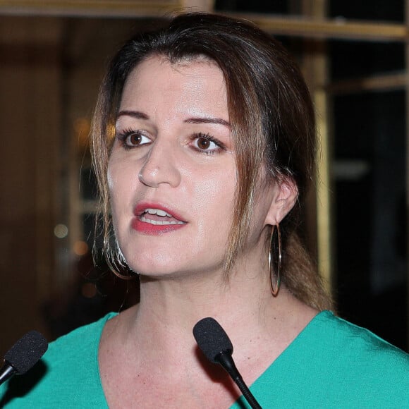 "C'était l'évidence, c'était l'immédiat", a-t-elle confié à l'hebdomadaire à ce sujet.
Marlène Schiappa, secrétaire d'Etat, chargée de l'Économie sociale et solidaire et de la Vie associative, inaugure le 1er marché de Noël durable et responsable à Paris, France, le 7 décembre 2022. © Jonathan Rebboah/Panoramic/Bestimage