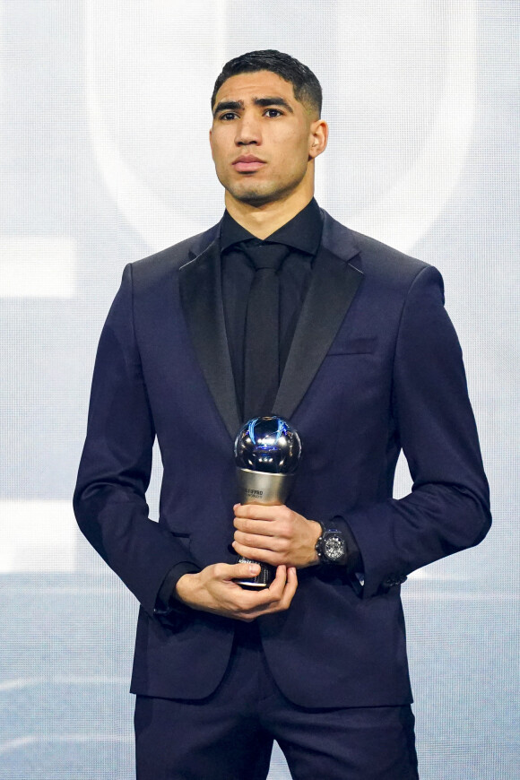 Achraf Hakimi (trophée FIFPro Team World Hommes et visé par une enquète pour viol) lors de la cérémonie des Best Fifa awards à la salle Pleyel à Paris le 27 février 2023. © Pierre Perusseau / Bestimage
