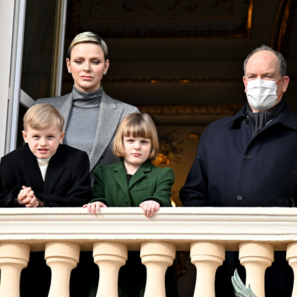 De quoi les replonger dans les souvenirs des jeunes années de leurs jumeaux, Jacques et Gabriella, âgés de 8 ans
La princesse Charlène de Monaco, Le prince Albert II de Monaco et leurs enfants, Le prince Jacques de Monaco, marquis des Baux, et La princesse Gabriella de Monaco, comtesse de Carladès - La famille princière monégasque au balcon du palais lors de la célébration de la Sainte Dévote à Monaco, sainte patronne de Monaco. Monaco. Le 27 janvier 2023. Déclaré positif au Covid-19 le 24 janvier 2023, le prince Albert porte un masque. © Bruno Bebert / Bestimage 