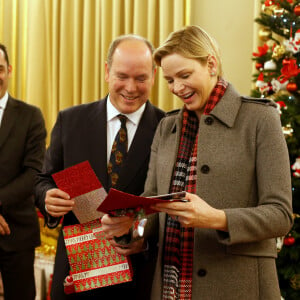 lls ont pu visiter les lieux, bénis par Monseigneur Guillaume Paris, et s'entretenir avec le personnel et les jeunes enfants pensionnaires de l'établissement 
Le prince Albert II de Monaco et la princesse Charlene lors de la remise de colis de Noël à la Croix Rouge monégasque le 13 décembre 2018. © Jean-François Ottonello / Nice Matin / Bestimage 