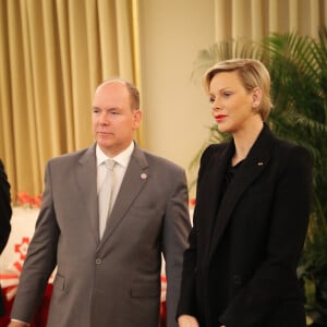 Le prince Albert II de Monaco et la princesse Charlène de Monaco remettent les cadeaux aux personnes âgées au siège de la Croix Rouge, dans le cadre des célébrations de la Fête Nationale monégasque à Monaco, le 17 novembre 2018. © Olivier Huitel/Pool Monaco/Bestimage 