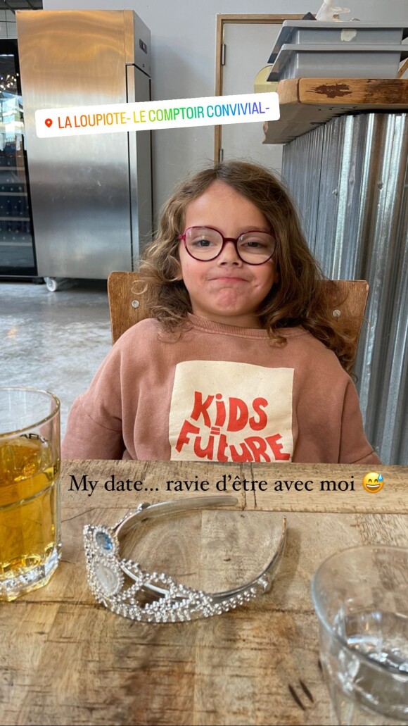 Dans sa story sur Instagram, elle a partagé une photo de sa fille au restaurant. "My date... ravie d'être avec moi", ironise la journaliste
Ella, la fille de Clémentine Sarlat