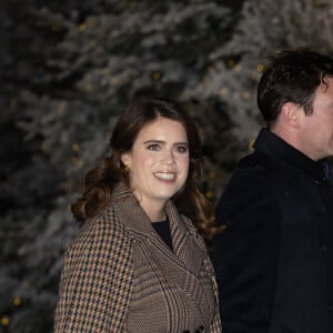 Elle a en effet participé à une rencontre avec des enfants malades.
La princesse Eugenie d'York et Jack Brooksbank - La famille royale à la sortie de la messe "Together at Christmas" à l'Abbaye de Westminster le 15 décembre 2022. 