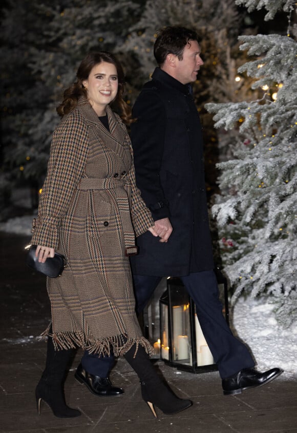 Elle a en effet participé à une rencontre avec des enfants malades.
La princesse Eugenie d'York et Jack Brooksbank - La famille royale à la sortie de la messe "Together at Christmas" à l'Abbaye de Westminster le 15 décembre 2022. 