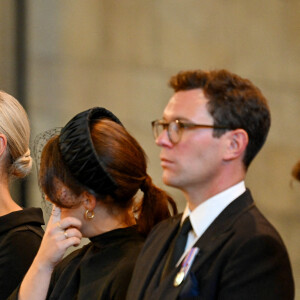 Mike et Zara Tindall, la princesse Eugenie d'York - Procession cérémonielle du cercueil de la reine Elisabeth II du palais de Buckingham à Westminster Hall à Londres le 14 septembre 2022. © Photoshot / Panoramic / Bestimage 
