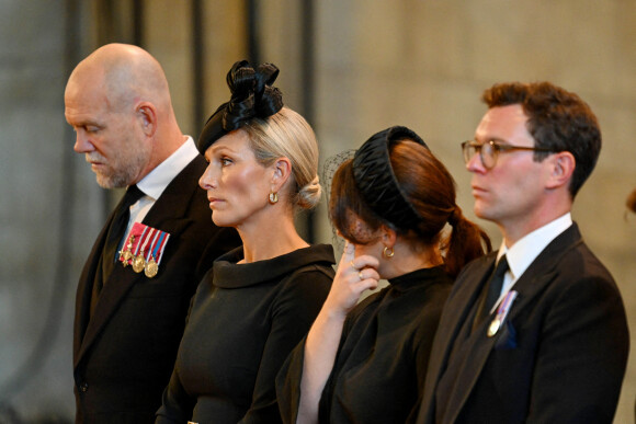 Mike et Zara Tindall, la princesse Eugenie d'York - Procession cérémonielle du cercueil de la reine Elisabeth II du palais de Buckingham à Westminster Hall à Londres le 14 septembre 2022. © Photoshot / Panoramic / Bestimage 
