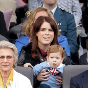 Car  même si Eugenie et son mari ne font pas partie des membres seniors de la famille royale, ils sont de plus en plus présents.
La princesse Eugenie d'York, Jack Brooksbank, August Brooksbank et la duchesse de Gloucester et Ken Olisa - La famille royale d'Angleterre lors de la parade devant le palais de Buckingham, à l'occasion du jubilé de la reine d'Angleterre. Le 5 juin 2022 