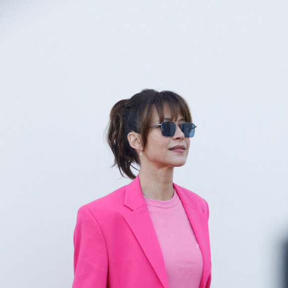 Ce shooting a été réalisé pour le magazine Behind the Blinds, qui sortait un numéro spécial sur l'environnement.
Sophie Marceau - Les célébrités au photocall du défilé Jacquemus pour la présentatation de la toute dernière collection "Le Raphia" au Bourget, Seine-Saint-Denis (93), France, le 12 décembre 2022. Habitué à ne pas suivre le calendrier de la Fashion Week de Paris, le designer a présenté sa toute dernière collection "Le Raphia" avec l'une une de ses couleurs favorites : le beige. © Veeren-Clovis/Bestimage 