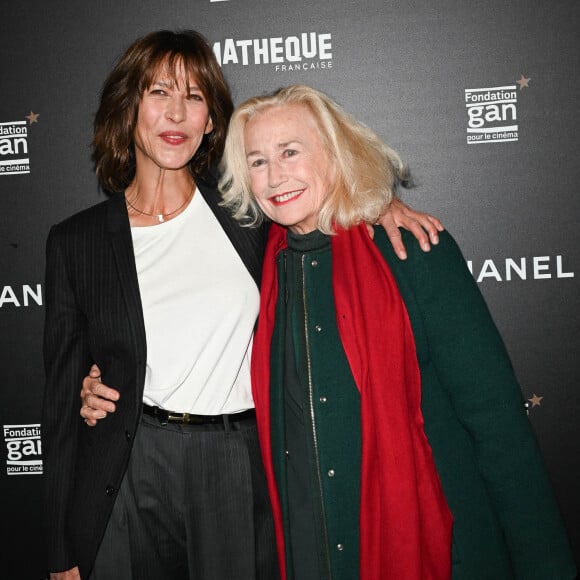 Une image étonnante pour l'actrice, plus habituée aux robes de soirées et aux tailleurs cintrés qu'aux accoutrements de ce genre. 
Sophie Marceau et Brigitte Fossey au photocall de l'avant-première du film "Une femme de notre temps" à la cinémathèque française à Paris, France, le 29 septembre 2022. © Coadic Guirec/Bestimage 