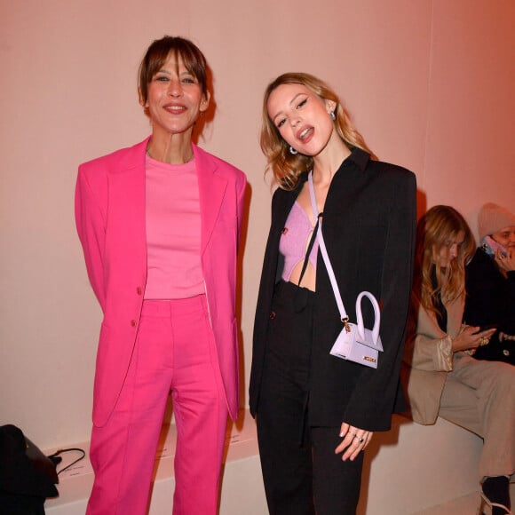 Sophie Marceau et Angele - Photocall en front row du défilé "Le Raphia" de la maison Jacquemus au Bourget le 12 décembre 2022. © Veeren / Clovis / Bestimage 