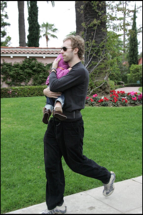 Chris martin et sa fille Apple se promènent dans les rues de Beverly Hills le 13 mars 2005.