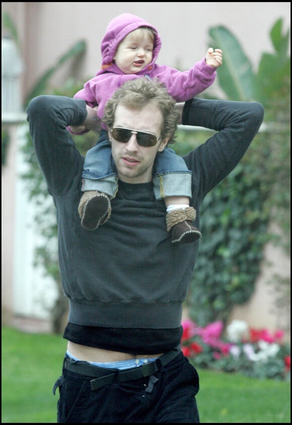 Chris martin et sa fille Apple se promènent dans les rues de Beverly Hills le 13 mars 2005.