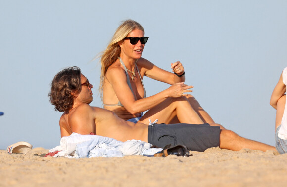 Gwyneth Paltrow, son mari Brad Falchuk, son ex-mari Chris Martin et sa compagne Dakota Johnson profitent d'une après-midi à la plage dans les Hamptons, le 7 août 2019.