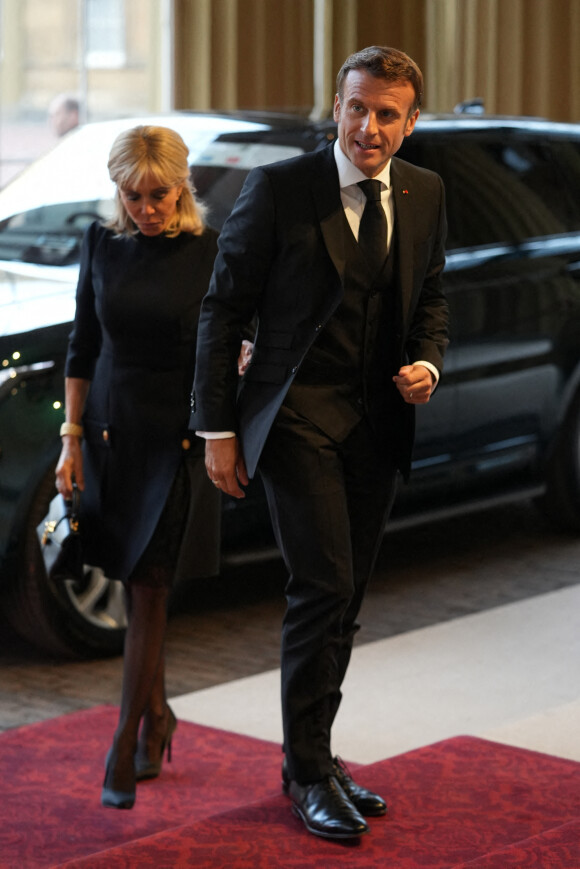 Le couple présidentiel s'était rendu à Londres à l'époque en marge des funérailles de la reine Elizabeth II 
Le président français Emmanuel Macron et la première dame, Brigitte Macron - Les chefs d'Etats et les invités arrivent à la réception donnée par le roi d'Angleterre à Buckingham Palace, à la veille des funérailles de la reine Elizabeth II d'Angleterre, le 18 septembre 2022. 