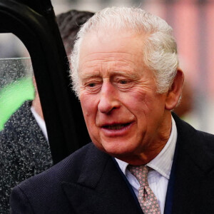 Le roi Charles III d'Angleterre lors d'une visite au projet Felix à Poplar, dans l'est de Poplar, pour rencontrer le personnel, les bénévoles et les organisations partenaires qui travaillent pour fournir des repas à certaines des personnes les plus vulnérables de Poplar, le 22 février 2023. 