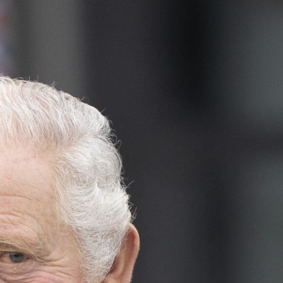 Le roi Charles III d'Angleterre arrive à l'église du Christ la pierre angulaire lors d'une visite à Milton Keynes le 16 février 2023. 