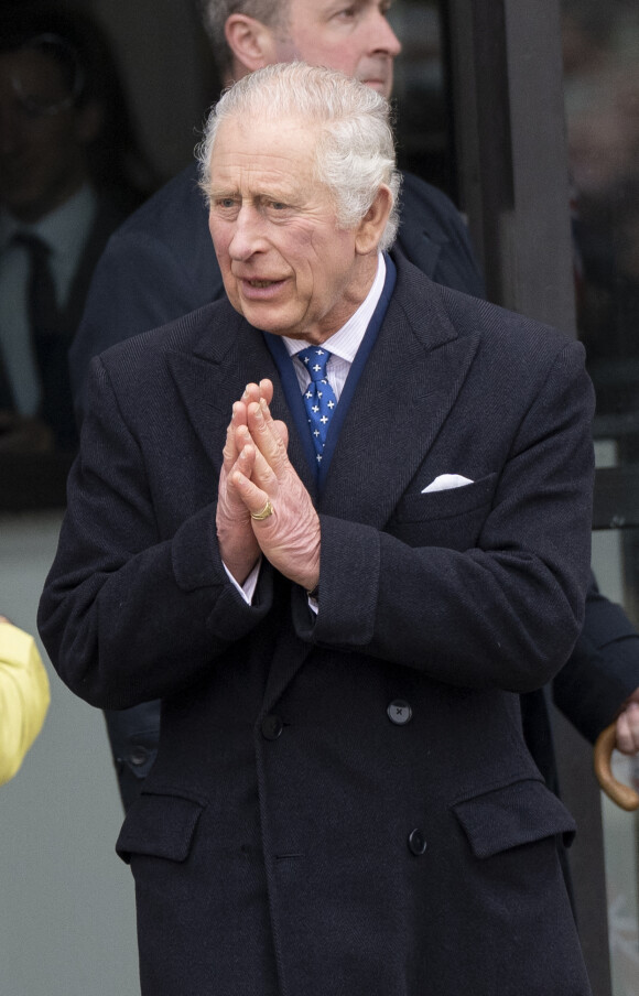 Le roi Charles marque donc sa toute première visite de Souverain à l'étranger avant même son couronnement prévu le 6 mai.
Le roi Charles III d'Angleterre arrive à l'église du Christ la pierre angulaire lors d'une visite à Milton Keynes le 16 février 2023. 