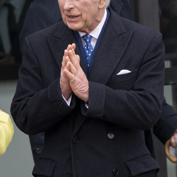 Le roi Charles marque donc sa toute première visite de Souverain à l'étranger avant même son couronnement prévu le 6 mai.
Le roi Charles III d'Angleterre arrive à l'église du Christ la pierre angulaire lors d'une visite à Milton Keynes le 16 février 2023. 