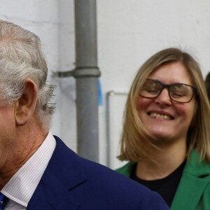 Le roi Charles III rencontres les bénévoles de l'association "St Mark's" à la banque alimentaire de Milton Keynes, le 16 février 2023. Le souverain visite Milton Keynes, Buckinghamshire, pour célébrer son nouveau statut de ville, décerné dans le cadre des célébrations du jubilé de platine de feu la reine Elizabeth II. 