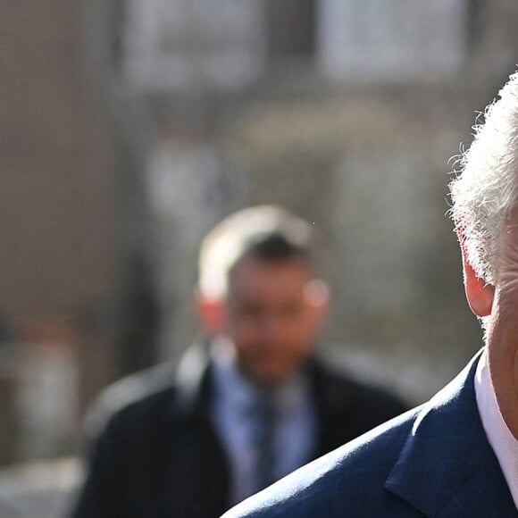 Le roi Charles III d'Angleterre, lors d'une visite au musée Leighton House récemment rénové à Londres, Royaume Uni, le 9 février 2023, pour en savoir plus sur le partenariat artistique avec Turquoise Mountain, l'organisme de bienfaisance fondé par le prince de Galles de l'époque pour préserver et développer les pratiques artisanales traditionnelles à travers l'Afghanistan, le Myanmar et le Moyen-Orient. 