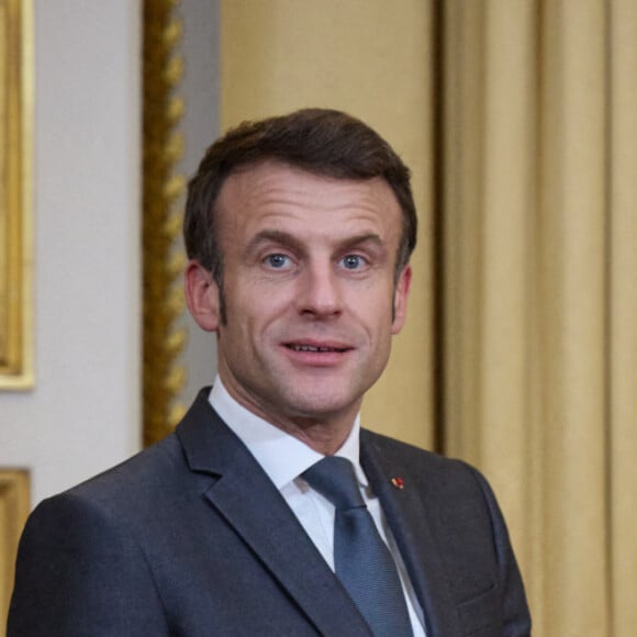 Le président français a donc concocté un programme de choc pour le roi et la reine d'Angleterre entre dîner d'Etat au château de Versailles, vernissage d'exposition et visite du musée du quai d'Orsay, cérémonie à l'Arc de Triomphe et entretien au palais de l'Elysée. Charles et Camilla prendront ensuite la direction de Bordeaux pour une visite de vignoble.
Emmanuel Macron remet la légion d'honneur à Volodymyr Zelenky (Grand'Croix) - Le président de l'Ukraine Volodymyr Zelensky est venu à Paris pour une rencontre avec le président Emmanuel Macron et le chancelier Olaf Scholz le 8 février 2023. © Ukraine Presidency via Bestimage 