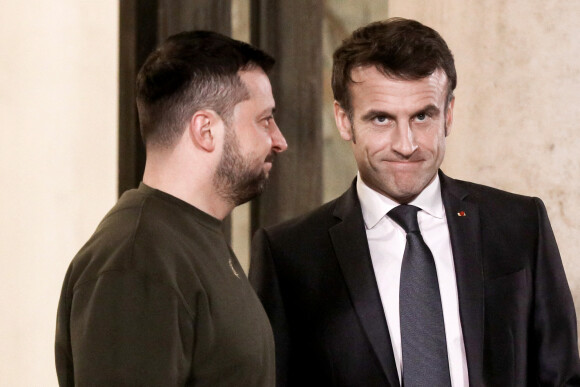 Le président Emmanuel Macron accueille le président de l'Ukraine Volodymyr Zelensky au palais de l'Elysée à Paris le 8 février 2023. © Stéphane Lemouton / Bestimage 