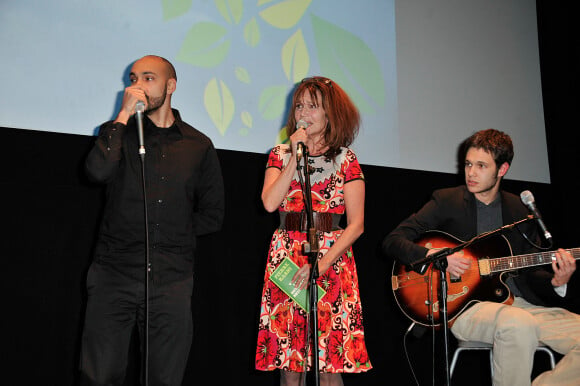 Mère de 3 garçons - ici elle chante avec Abraham et Balthazar -, elle a fait face à cette épreuve avec combativité.
Clémentine Célarié et ses fils Abraham et Balthazar chantent à l'occasion du Festival Atmosphère à Courbevoie le 2 avril 2013.
