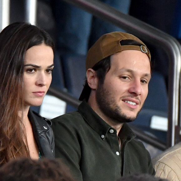 Vianney et sa compagne Catherine Robert (enceinte) en tribunes du match de football en ligue 1 Uber Eats : Le PSG (Paris Saint-Germain) remporte la victoire 2-1 contre Lyon au Parc des Princes à Paris le 19 septembre 2021. Lionel Urman/Panoramic/Bestimage 