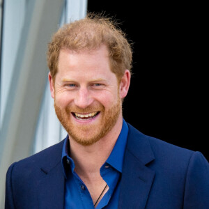 Le roi Willem-Alexander des Pays-Bas reçu par Le prince Harry, duc de Sussex, aux "Invictus Games" à La Haye, le 22 avril 2022. Ils ont assisté à une compétition de basket ball handisport. 