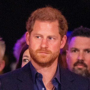 C'est désormais officiel : le prince Harry et Meghan Markle font bien partie de la liste des invités du couronnement 
Le roi Willem-Alexander des Pays-Bas reçu par Le prince Harry, duc de Sussex, aux "Invictus Games" à La Haye. Ils ont assisté à une compétition de basket ball handisport. 