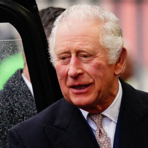 Le roi Charles III d'Angleterre lors d'une visite au projet Felix à Poplar, dans l'est de Poplar, pour rencontrer le personnel, les bénévoles et les organisations partenaires qui travaillent pour fournir des repas à certaines des personnes les plus vulnérables de Poplar, le 22 février 2023. 
