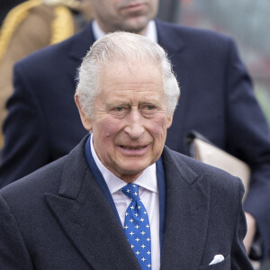 Le roi Charles III d'Angleterre arrive à l'église du Christ la pierre angulaire lors d'une visite à Milton Keynes le 16 février 2023. 