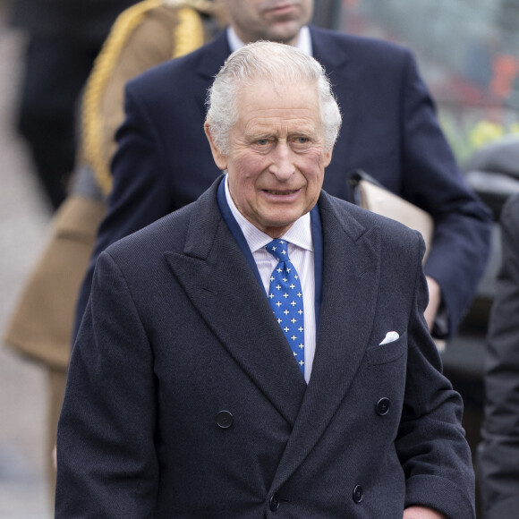 Le roi Charles III d'Angleterre arrive à l'église du Christ la pierre angulaire lors d'une visite à Milton Keynes le 16 février 2023. 