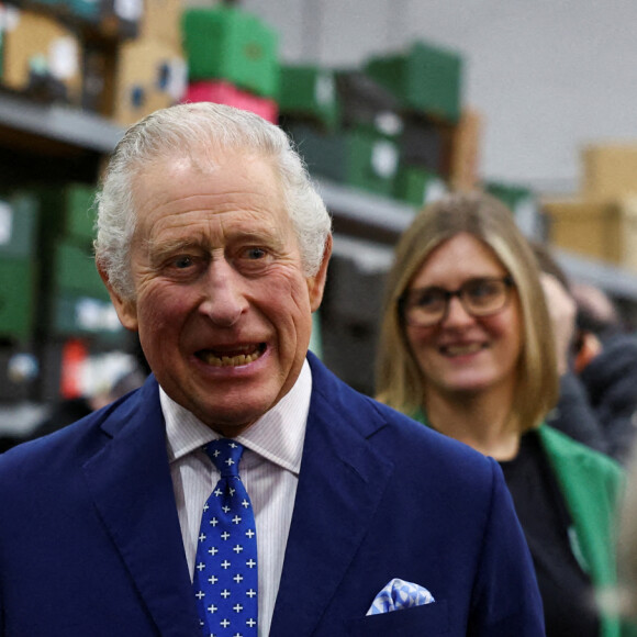 Le roi Charles III d'Angleterre, lors d'une visite à la banque alimentaire de Milton Keynes, le 16 février 2023. La venue du souverain a pour but de voir le soutien qu'ils apportent aux communautés à travers la ville, alors qu'il visite Milton Keynes, Buckinghamshire, pour célébrer son nouveau statut de ville, décerné dans le cadre des célébrations du jubilé de platine de feu la reine Elizabeth II. 