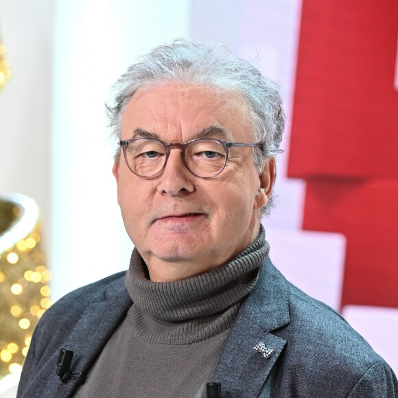 Exclusif - Dominique Besnehard - Enregistrement de l'émission "Vivement dimanche" au studio Gabriel, présentée par M.Drucker, diffusée sur France 3 le 25 décembre 2022. © Guillaume Gaffiot / Bestimage