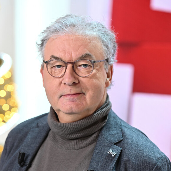 Exclusif - Dominique Besnehard - Enregistrement de l'émission "Vivement dimanche" au studio Gabriel, présentée par M.Drucker, diffusée sur France 3 le 25 décembre 2022. © Guillaume Gaffiot / Bestimage