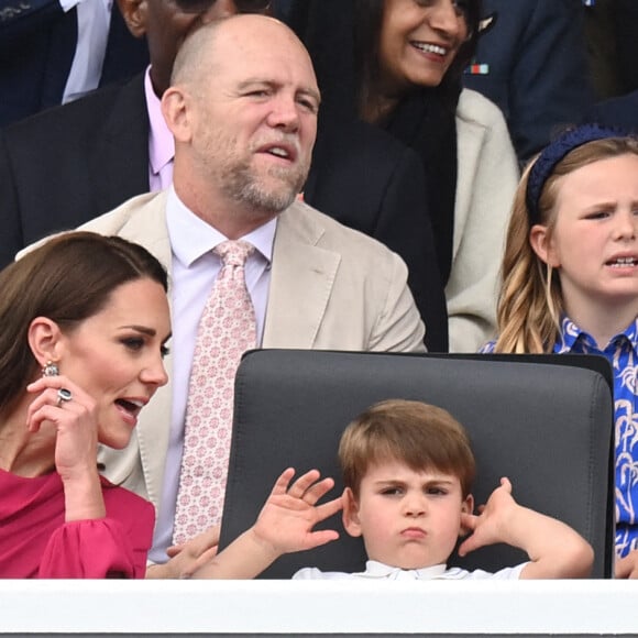 "J'ai besoin de me défouler et de libérer mon énergie !" lancerait-il après les journées d'école, une fois rentré à la maison
Kate Catherine Middleton, duchesse de Cambridge, le prince Louis, Mike Tindall, Mia Tindall - La famille royale d'Angleterre lors de la parade devant le palais de Buckingham, à l'occasion du jubilé de la reine d'Angleterre. le 5 juin 2022