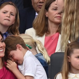 Kate Catherine Middleton, duchesse de Cambridge, le prince Louis, la princesse Charlotte, Mia Tindall - La famille royale d'Angleterre lors de la parade devant le palais de Buckingham, à l'occasion du jubilé de la reine d'Angleterre. le 5 juin 2022